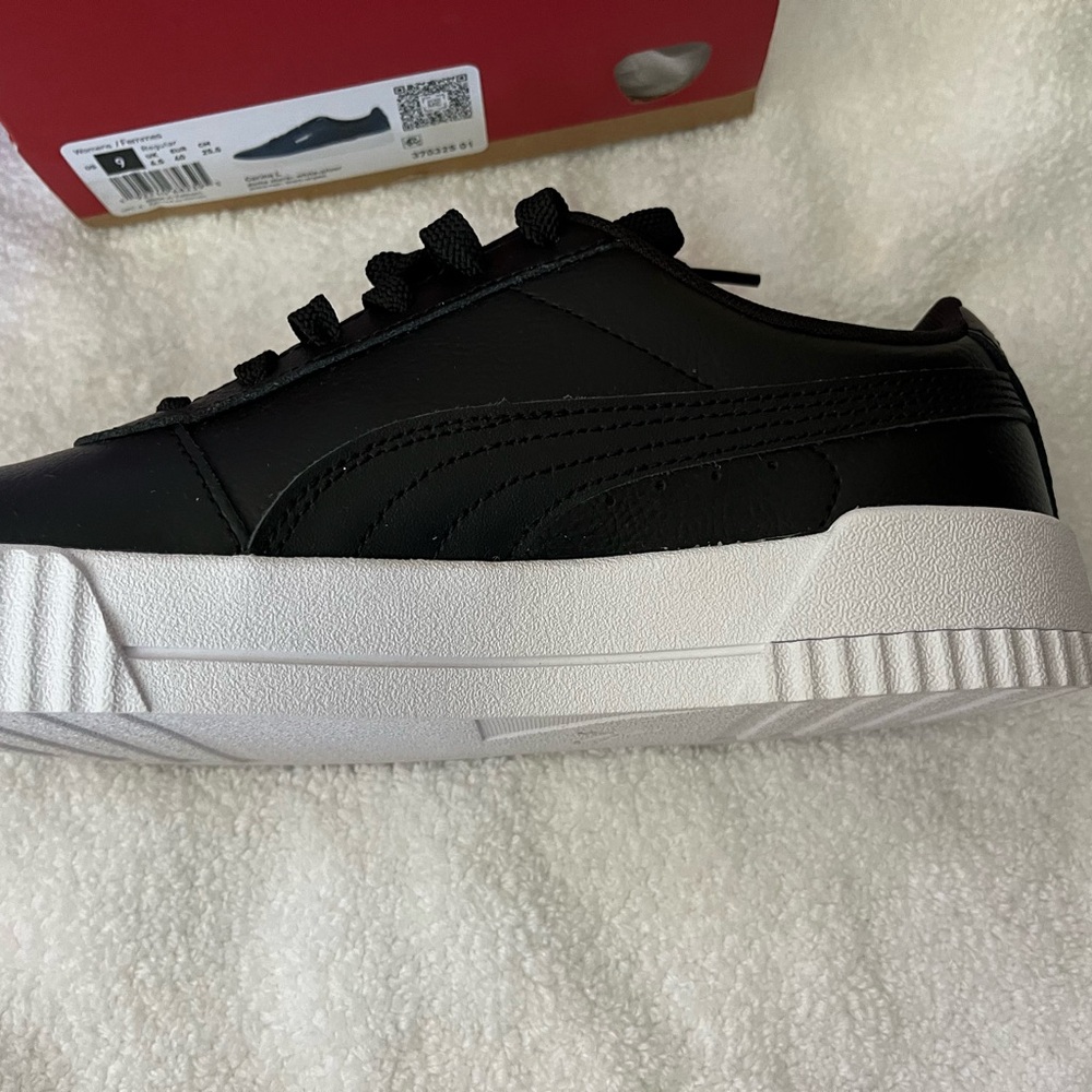PUMA - soft foam Carina black and white shoe size 9 BRAND NEW
